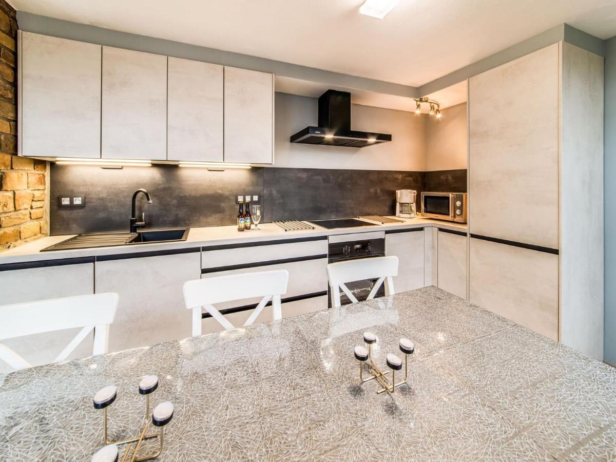 Modern Holiday Home In Lavacherie Sainte-Ode Экстерьер фото